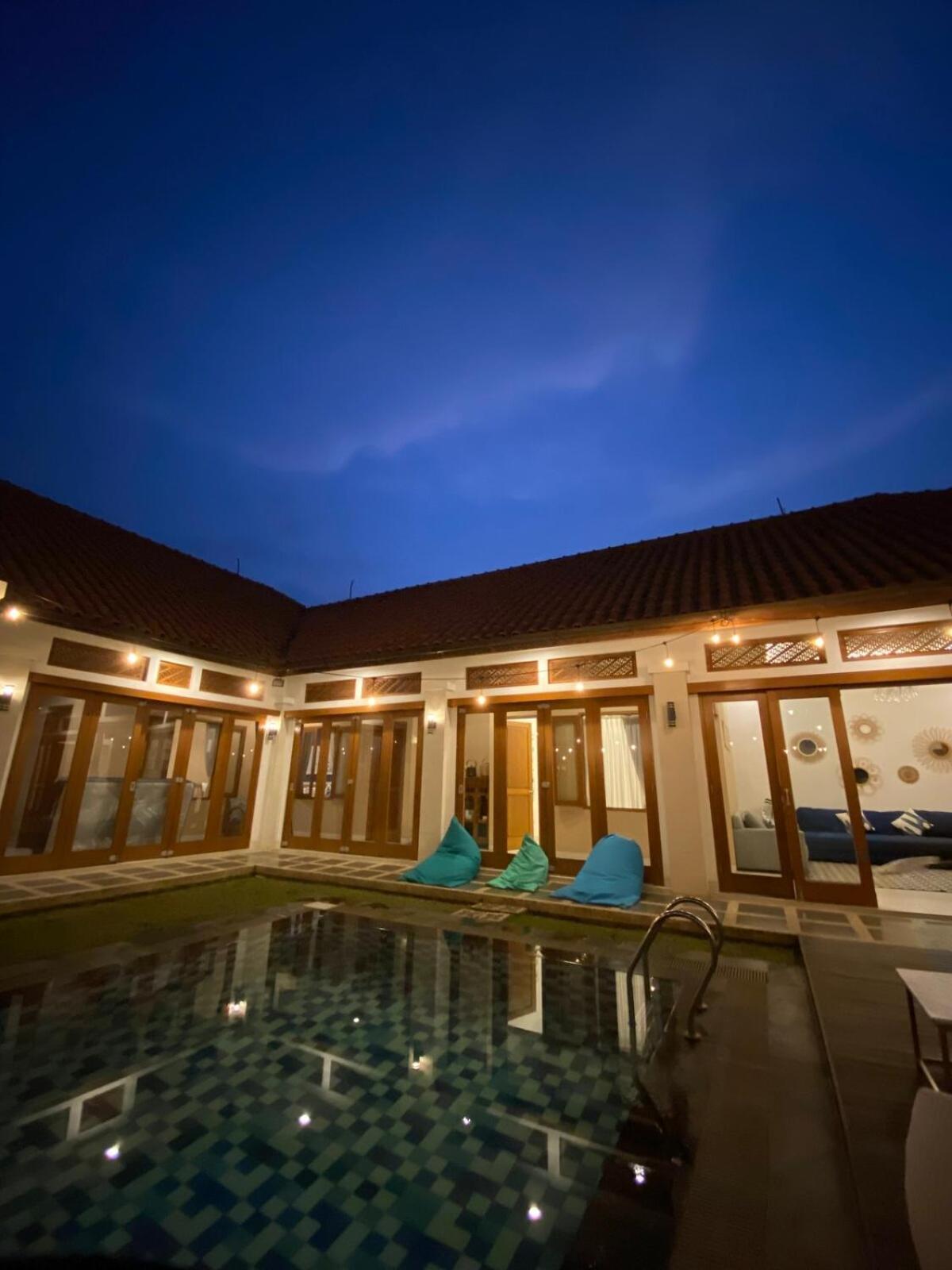 Pavilion Garden With Private Swimming Pool Villa Bandung